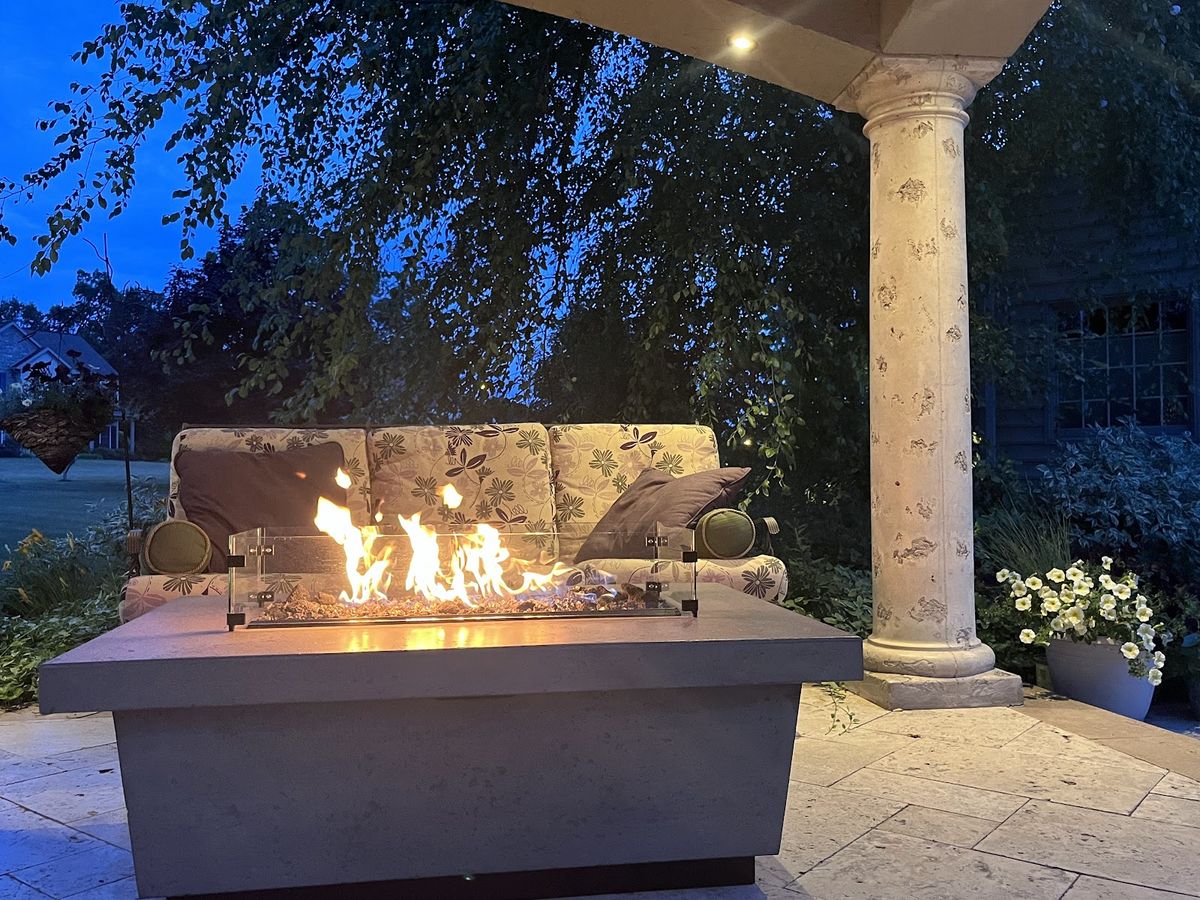Outdoor patio fire pit table