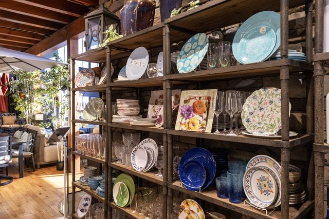 Outdoor dinnerware and tabletop accents